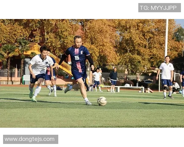 足球脚底滚球技巧解析与实战应用提升你的球技与比赛表现